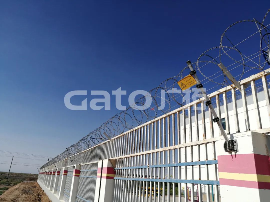 在長達10100米戈壁沙漠裝電子圍欄，塔里木油田真的選對了！(圖3)