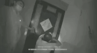 驚險！外賣放門口一天沒人拿？警察開鎖破門后……(圖3)