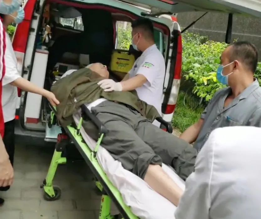 驚險！外賣放門口一天沒人拿？警察開鎖破門后……(圖6)